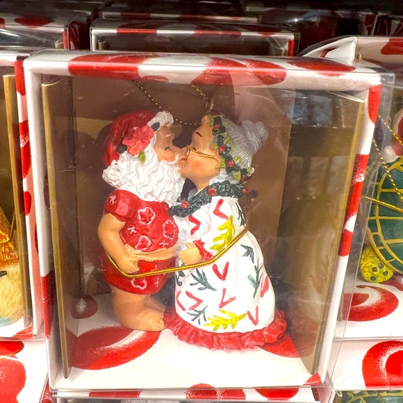NWT Aloha Mr. and Mrs. Clause ornament.Offers ๐๐ค - Picture 1 of 1